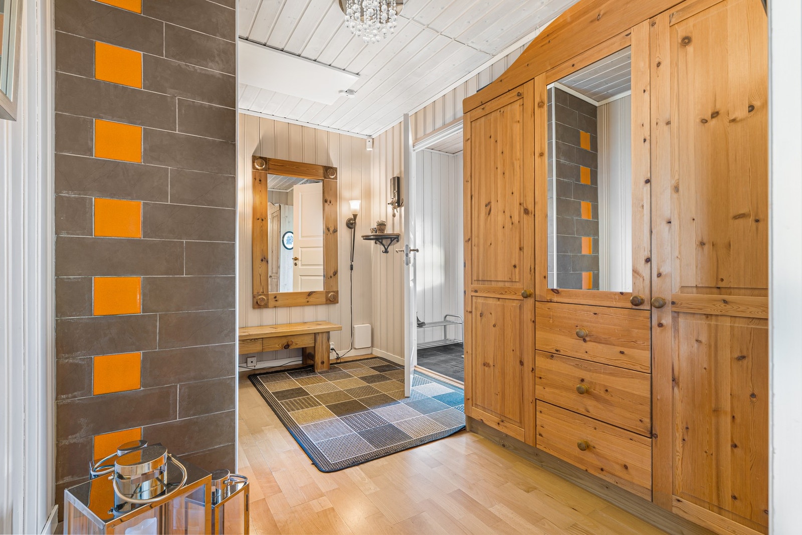 Innbydende entrè og gang på til sammen 9,5 m². Galleribilde