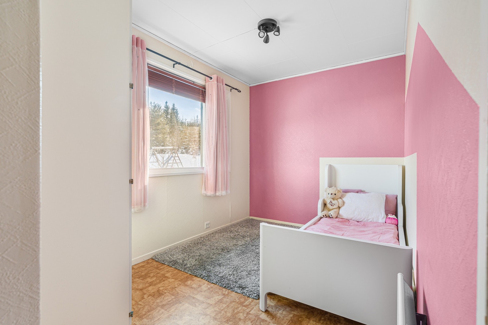 Soverom fire på 9,5 m². Perfekt som barnerom, gjesterom eller kontor. Galleribilde
