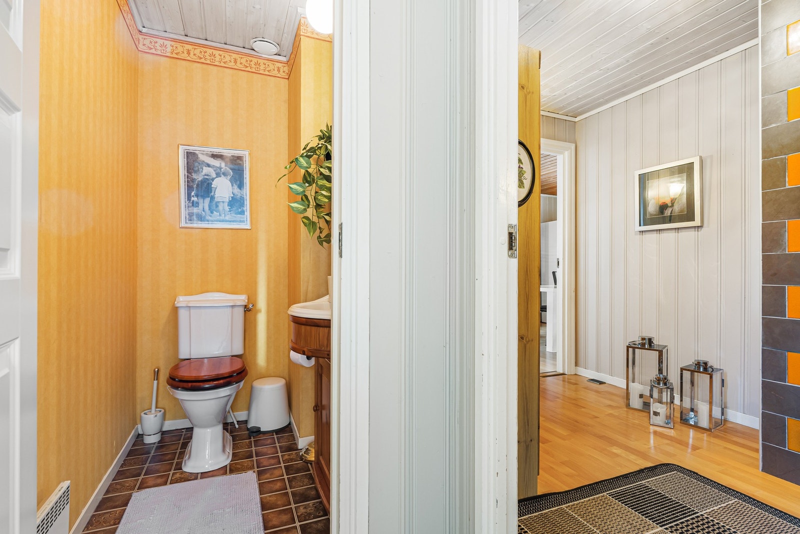 Separat toalettrom ved inngangsparti oppgradert i 2009. Galleribilde