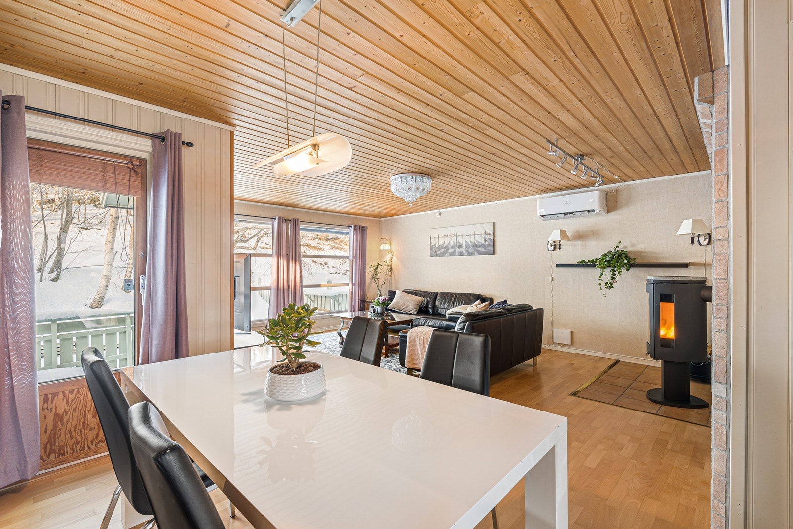 Stor stue- og spisestue på 35,5 m². Galleribilde