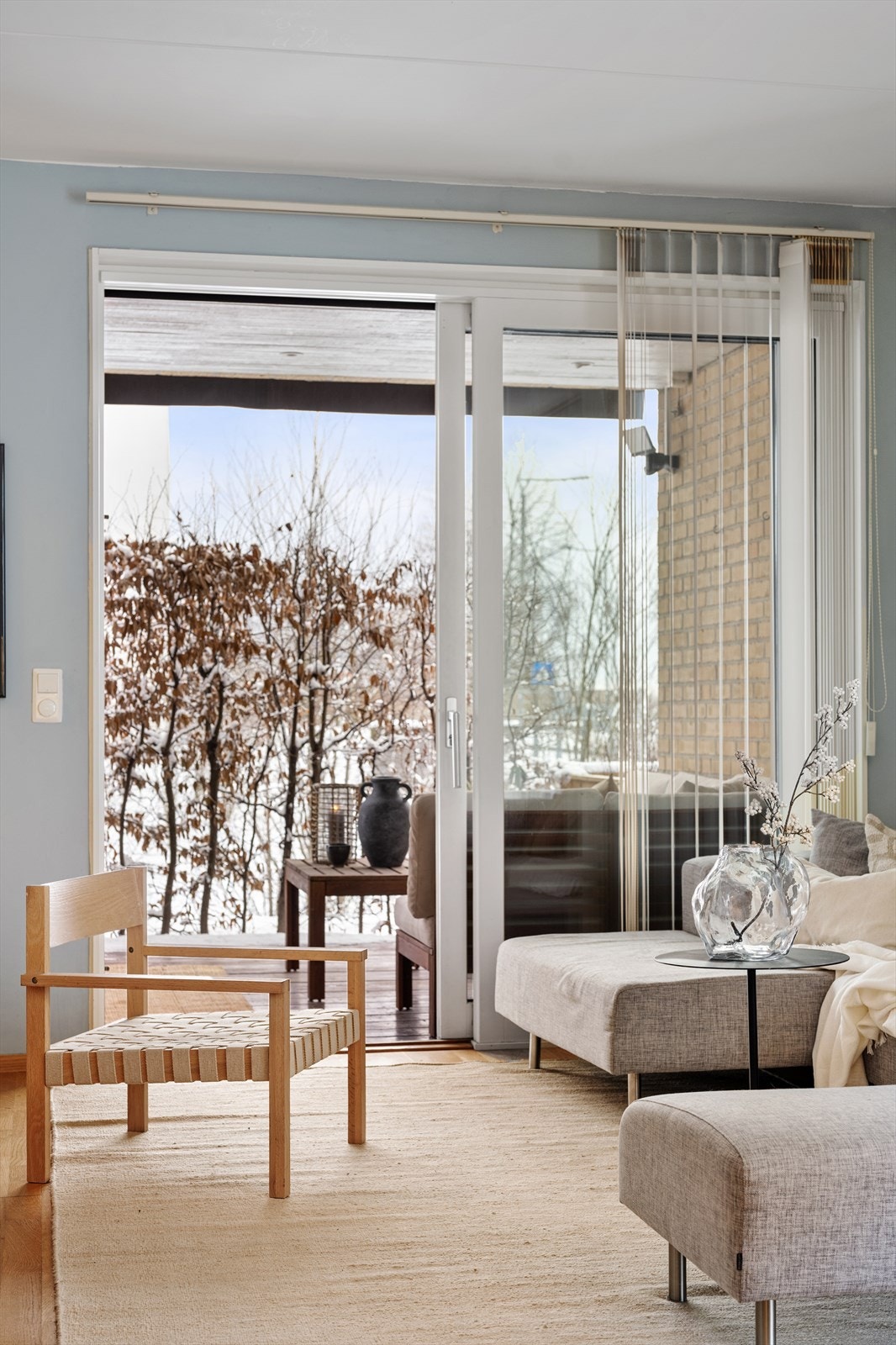 Direkte utgang til terrassen utvider stuen på varme dager. Galleribilde