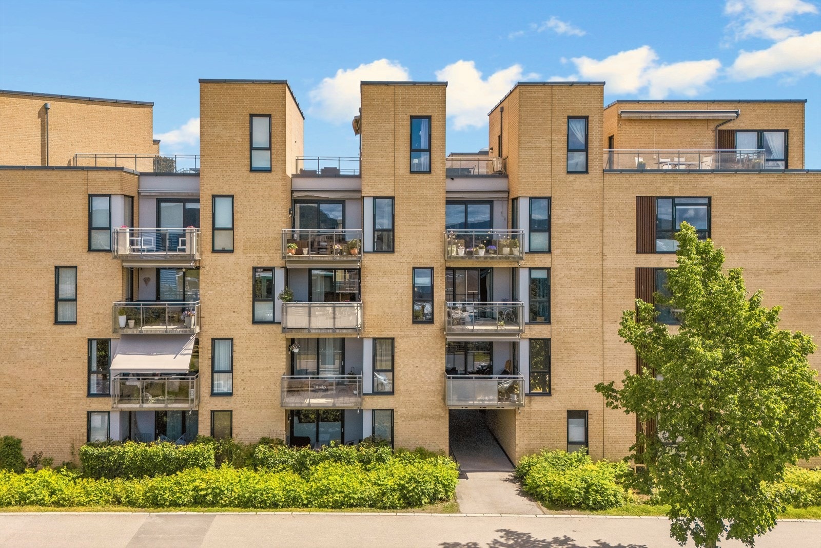 4 min å gå til nærmeste barnehage. Coop døgnåpen butikk ligger rett over veien for leiligheten, hvor man
også finner Pakkeboks, Instabox osv. Galleribilde