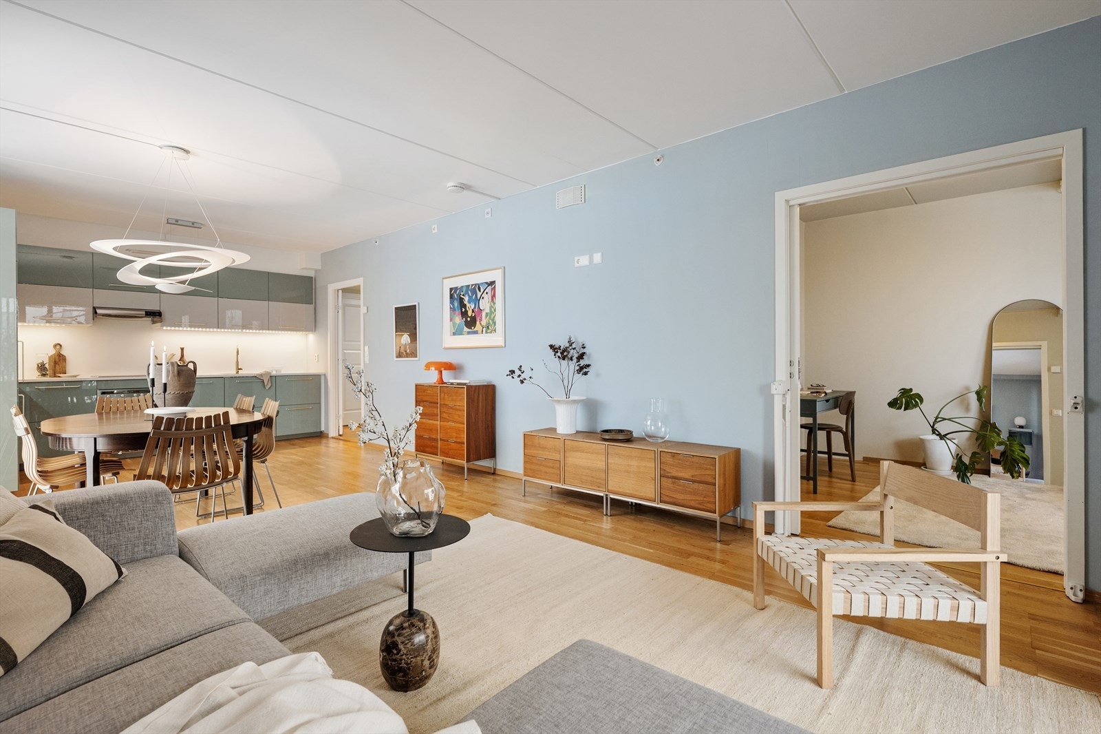 Gjennomgående parkett på gulv og malte flater i moderne farger fra 2019. Kjøkkenet ble oppgradert og fornyet samme år. Galleribilde