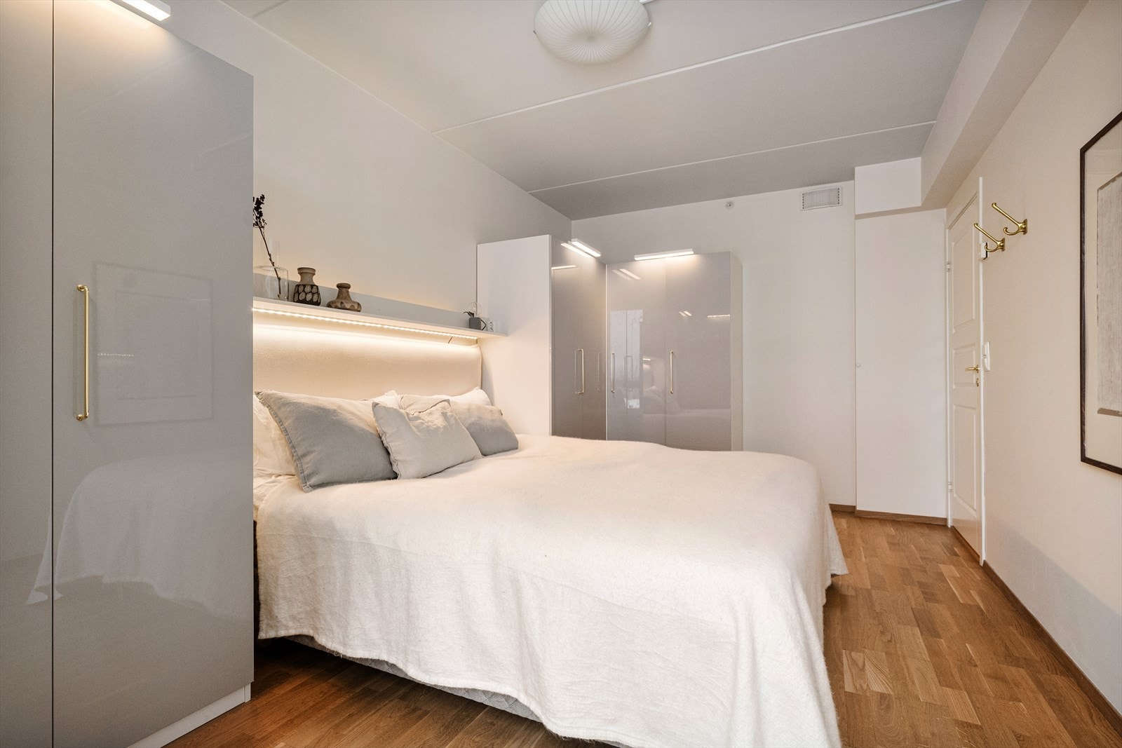 Her er det god plass til dobbeltseng og tilhørende møblement. Galleribilde