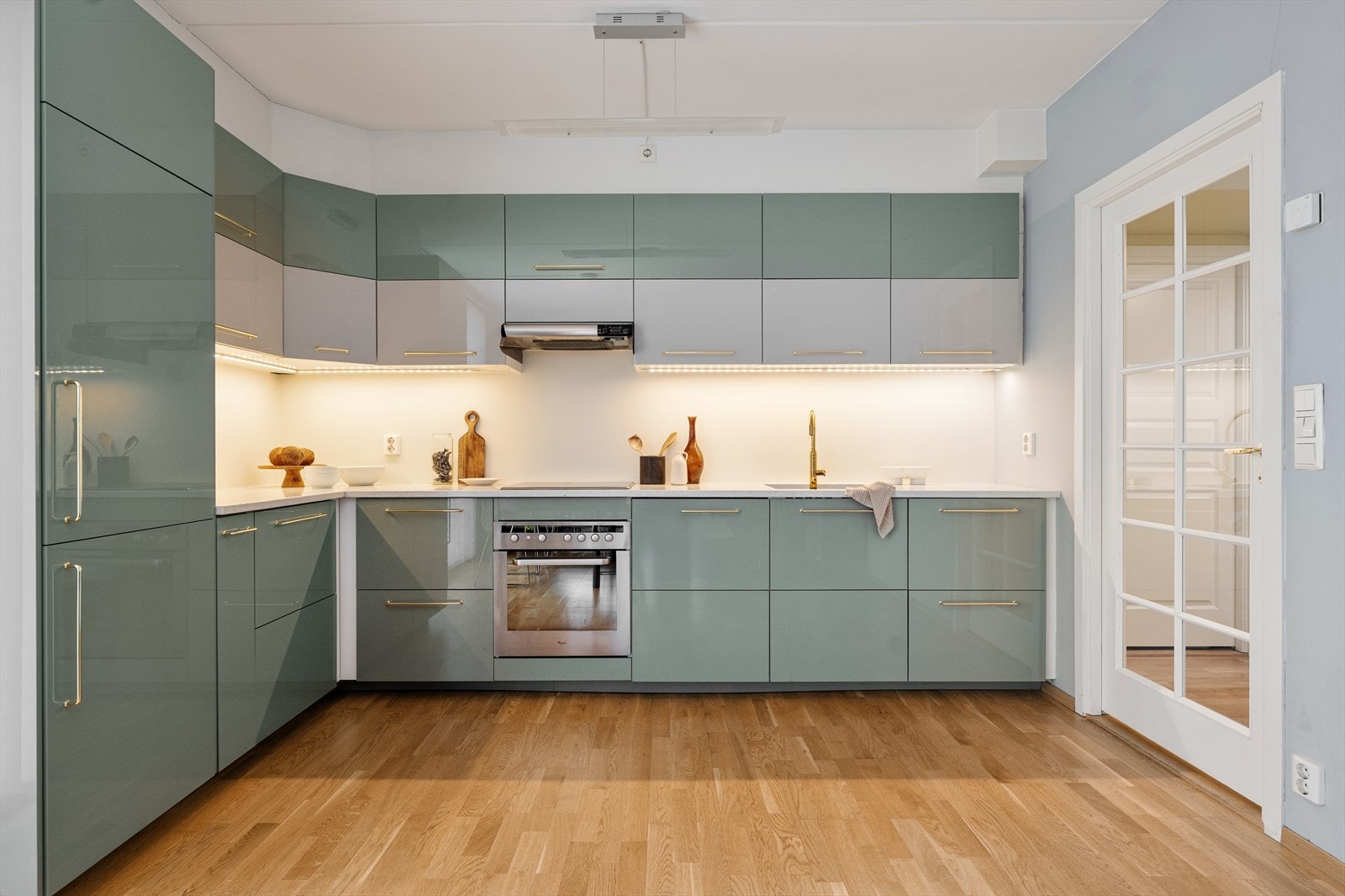 Kjøkkenet ble oppgradert i 2019 med moderne innredning og kompositt/steinbenkeplate. Det er dobbelt med overskap som gir leiligheten mye lagringsplass. Galleribilde