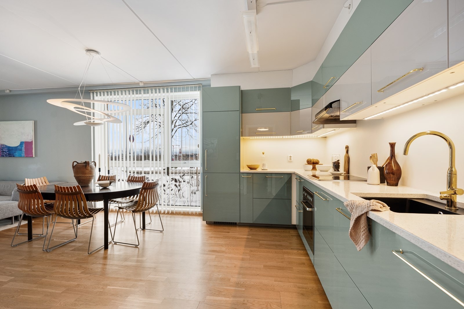 Leiligheten har en åpen og sosial planløsning i stuen. Det ene soverommet kan brukes som en forlengelse av stuen med f.eks kontor. Det er mulig å stenge av mot entrè hvor hvor den "rolige" sonen er med hovedsoverom og bad. Galleribilde