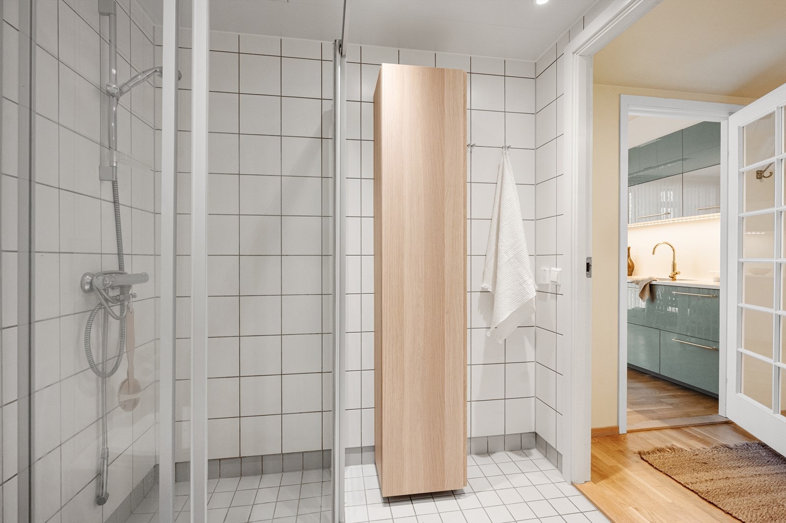 Her er det dusjhjørne med innfellbare vegger og opplegg for vaskemaskin. Galleribilde