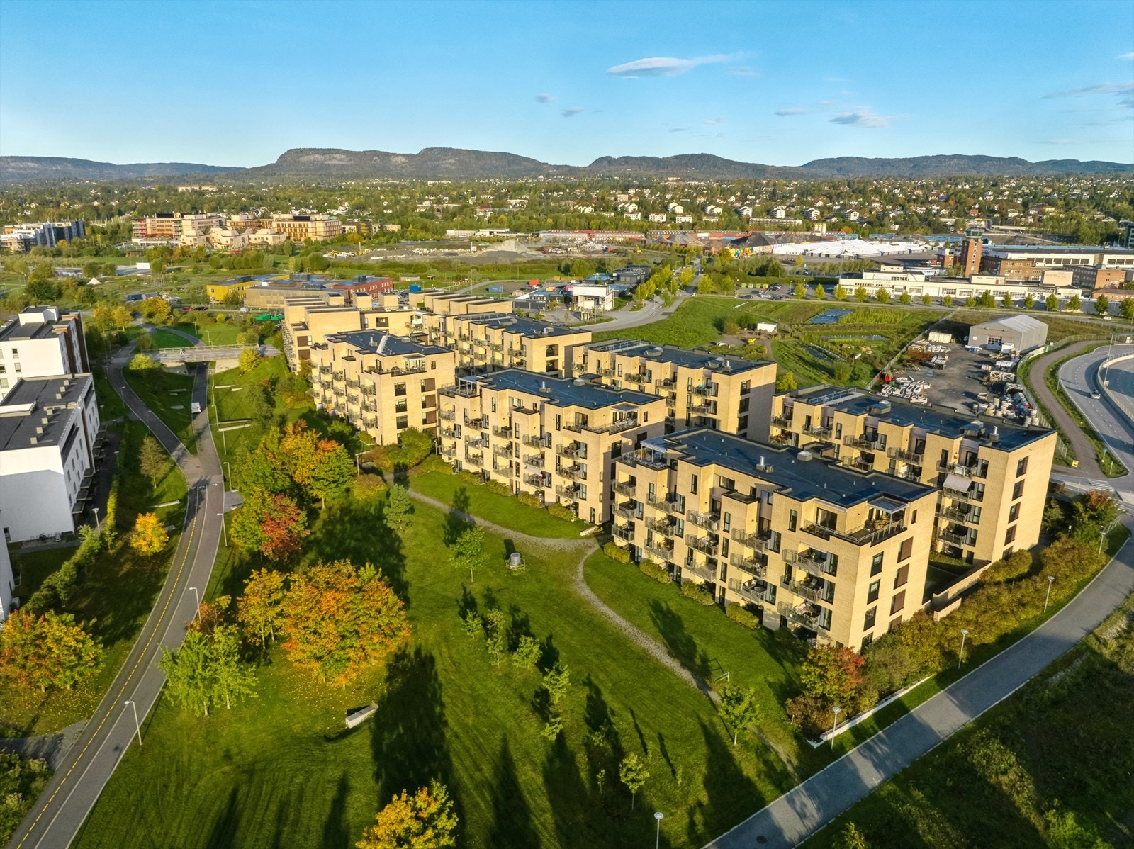 Nydelig parkdrag går forbi leiligheten og tar deg inn i turløyper, naturterreng og til badestrender. Galleribilde