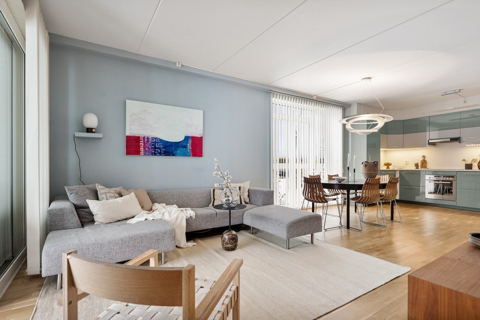 De store vindusflatene gir rikelig med lys og en luftig atmosfære. Galleribilde