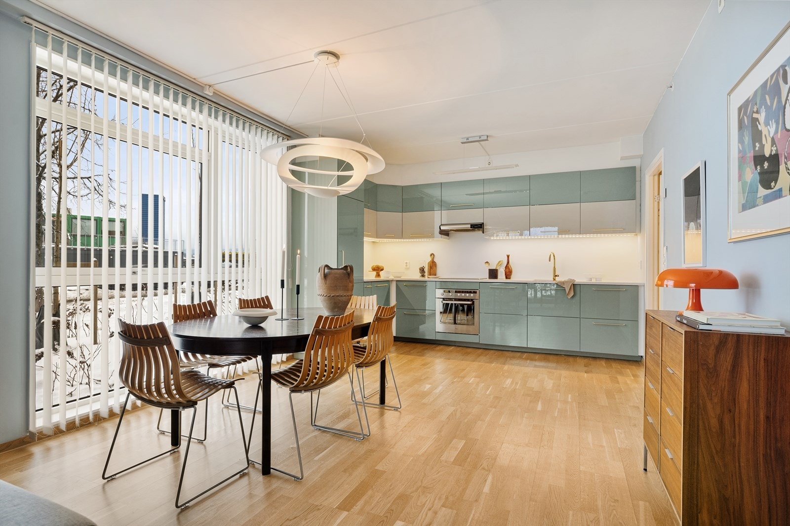 Det er god plass til en romslig spisegruppe i tilknytning til kjøkkenet. Galleribilde