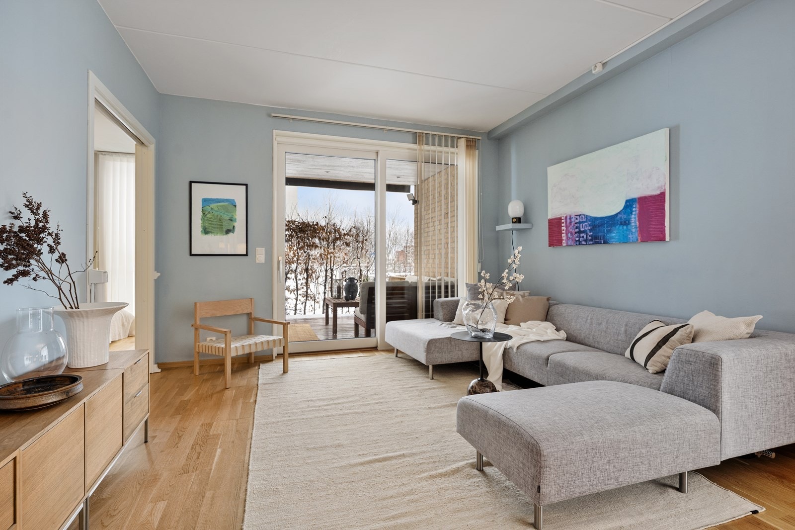 Romslig, lys leilighet i første etasje med direkte utgang til terrasse og felles plen. Galleribilde