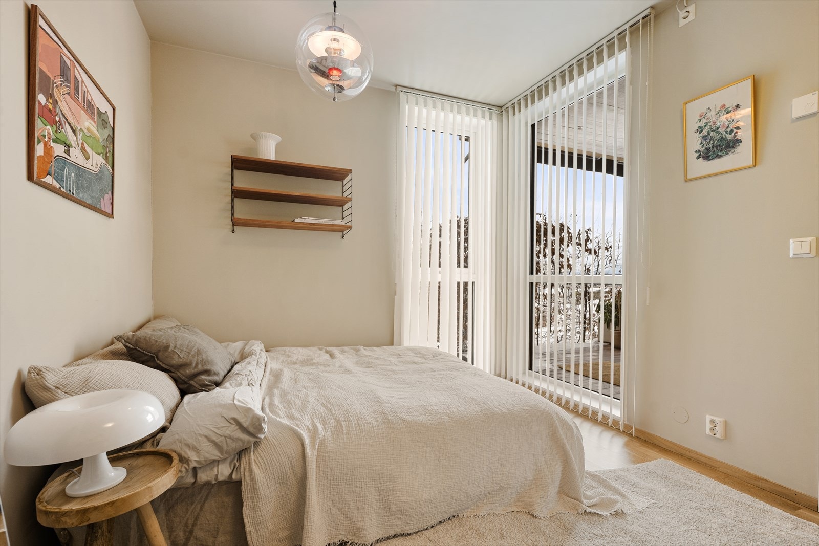 Store vinduer gir også her godt med naturlig lys. Galleribilde