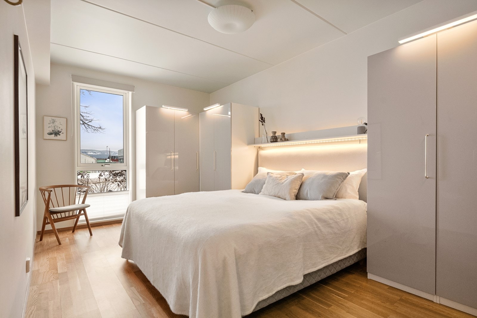 Hovedsoverommet er romslig og har rikelig med plass til garderobeløsninger. Galleribilde