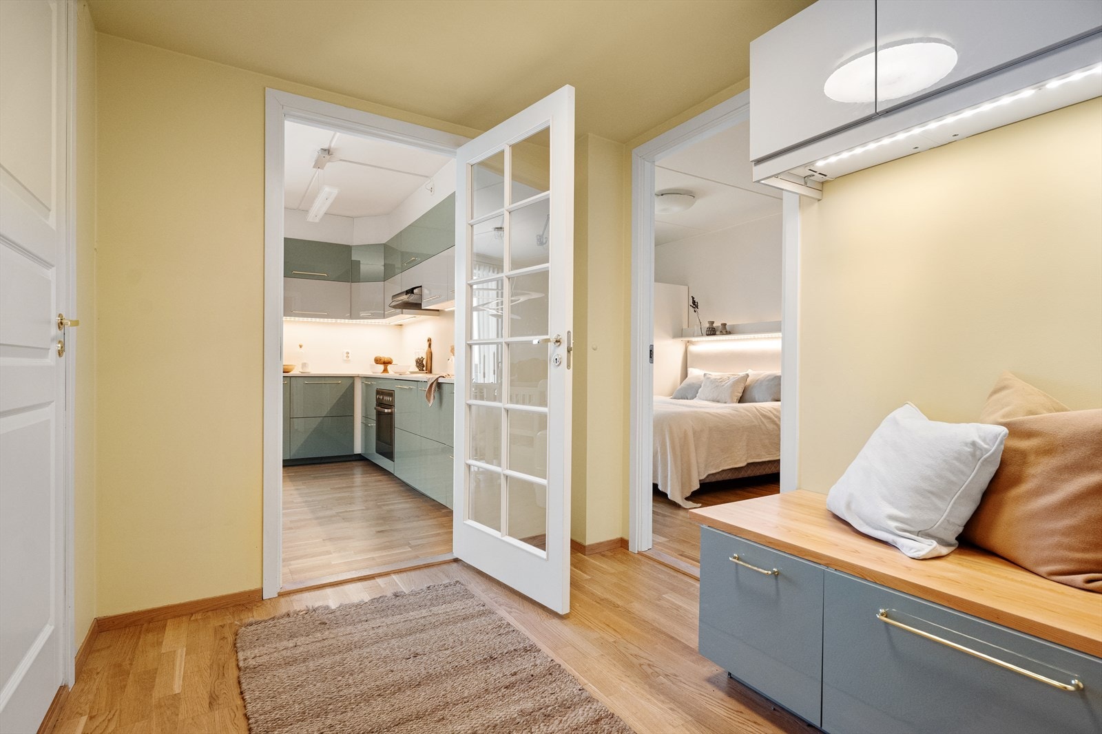 Fra entreen er det inngang til bad, hovedsoverom og det åpne stue-kjøkkenområdet. Galleribilde