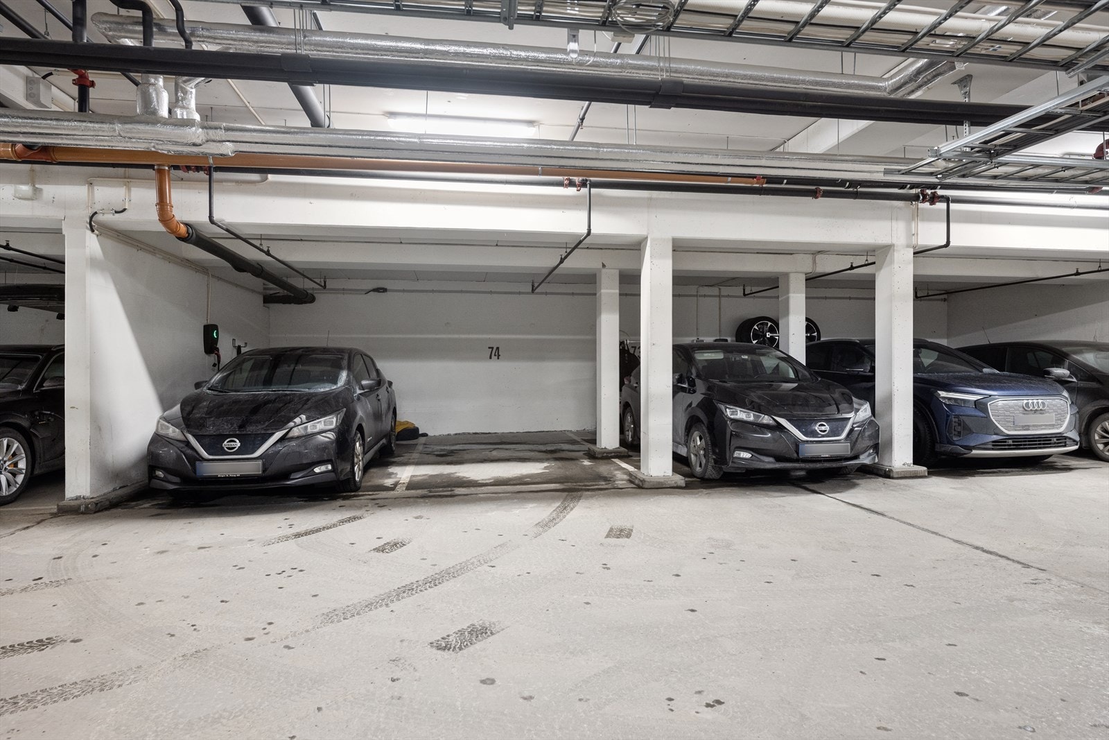 Leiligheten disponerer egen parkeringsplass (ekstra dyp) og en av sameiets største boder i eget rom ved garasjekjelleren. Galleribilde