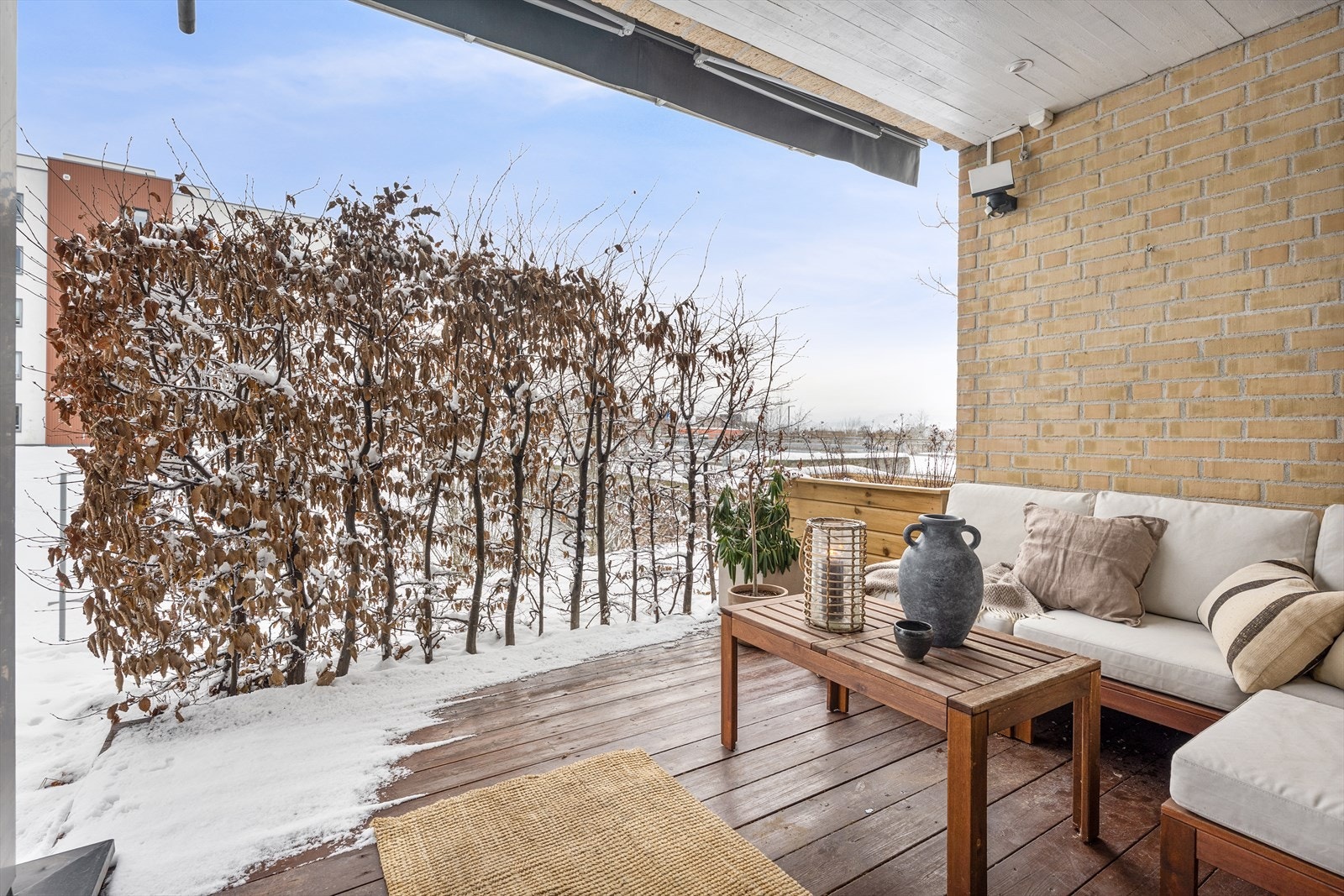 Den romslige terrassen på ca. 11 m² har god plass til en sittegruppe. Galleribilde