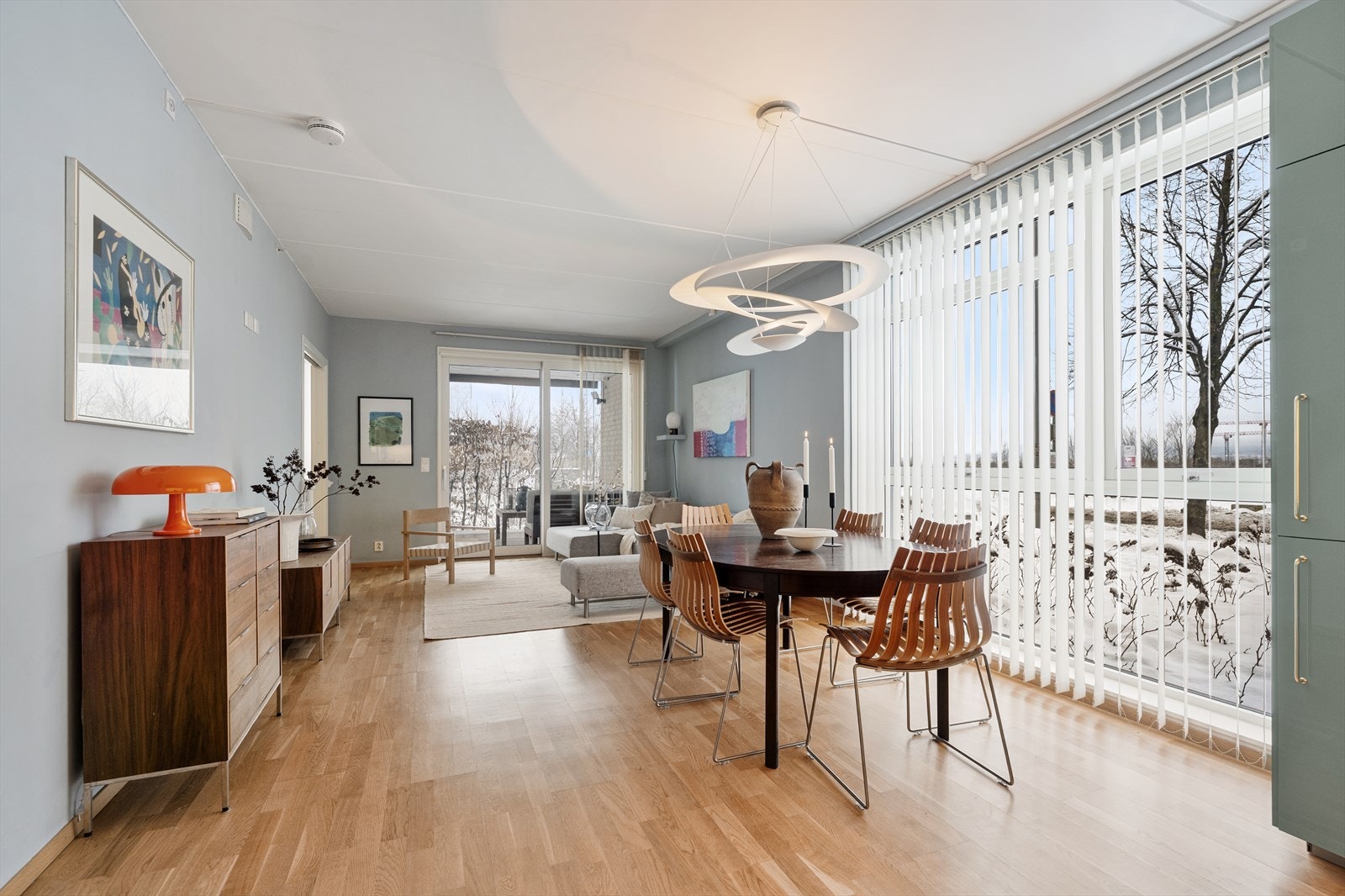 Leiligheten oppleves som svært romslig, spesielt med tanke på størrelsen på hovedsoverommet, gjesterommet og stuen. Galleribilde