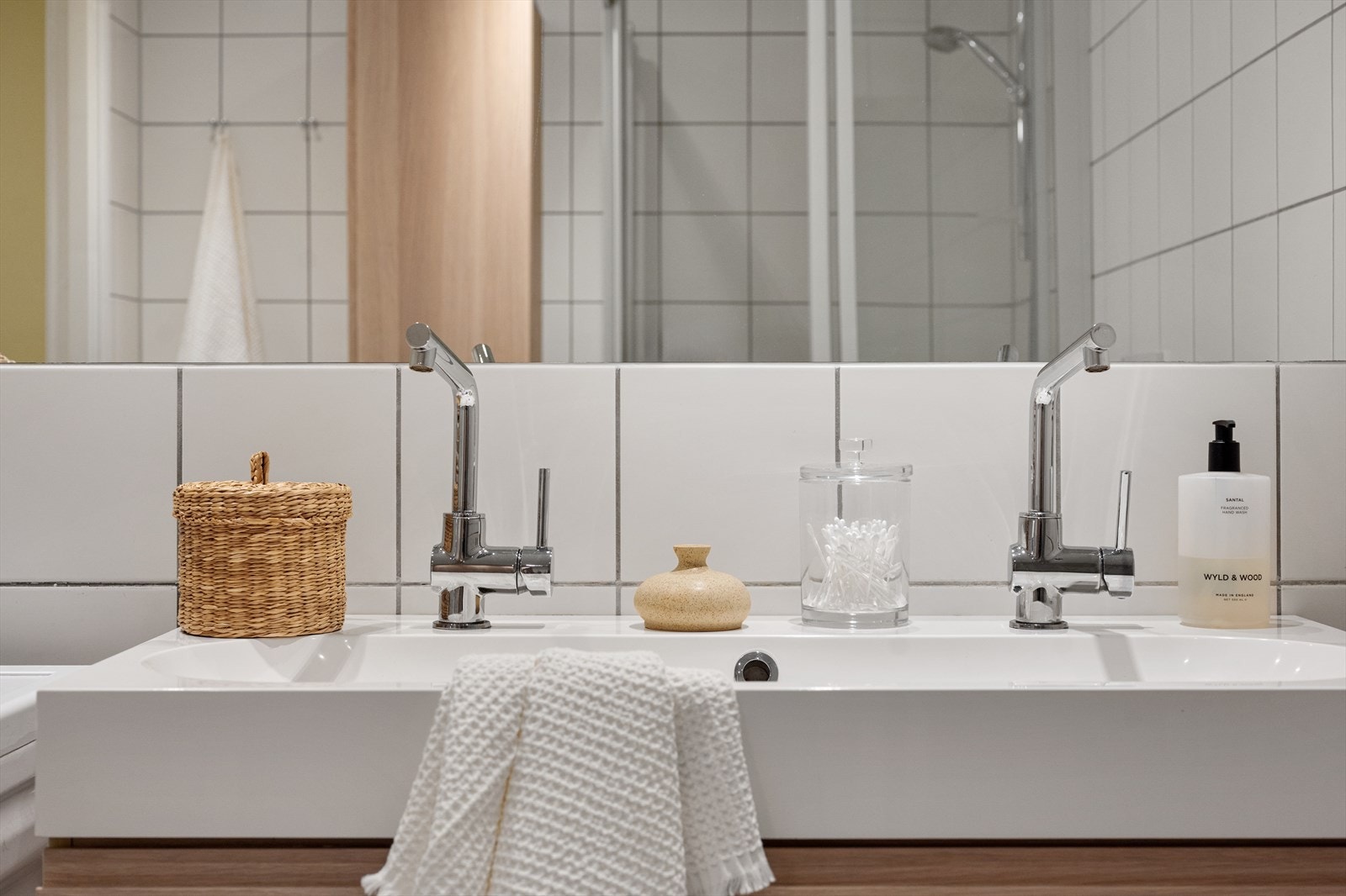 Badet har vannbåren gulvvarme for økt komfort, og innfelte downlights i taket. Galleribilde