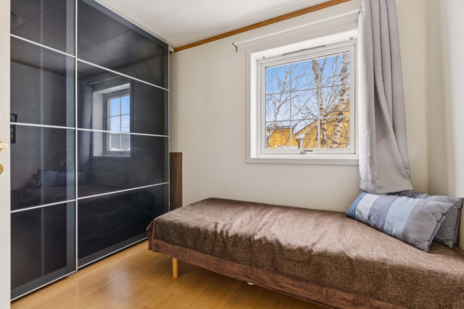 Her får du soverom to, med skyvedørsgarderobe som gir god lagringsplass. Galleribilde