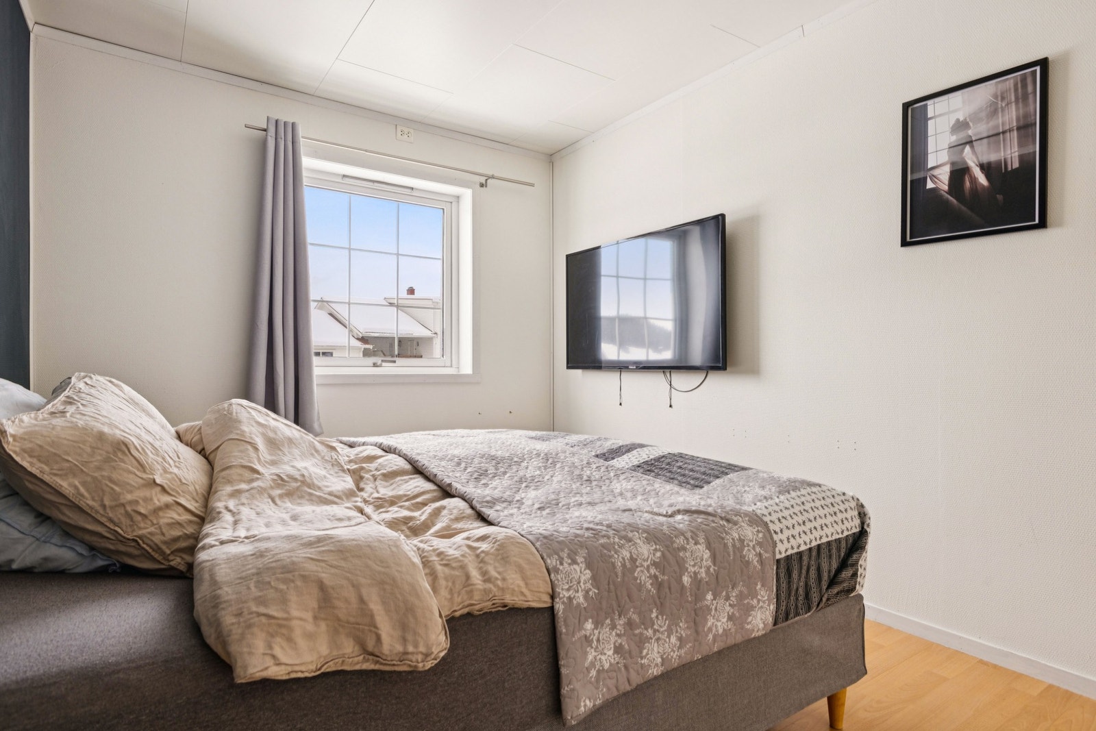 Dette soverommet var tidligere en del av stuen, men gjør seg svært godt som soverom istedenfor. Leiligheten har tidligere vært en 2-romsleilighet. Galleribilde