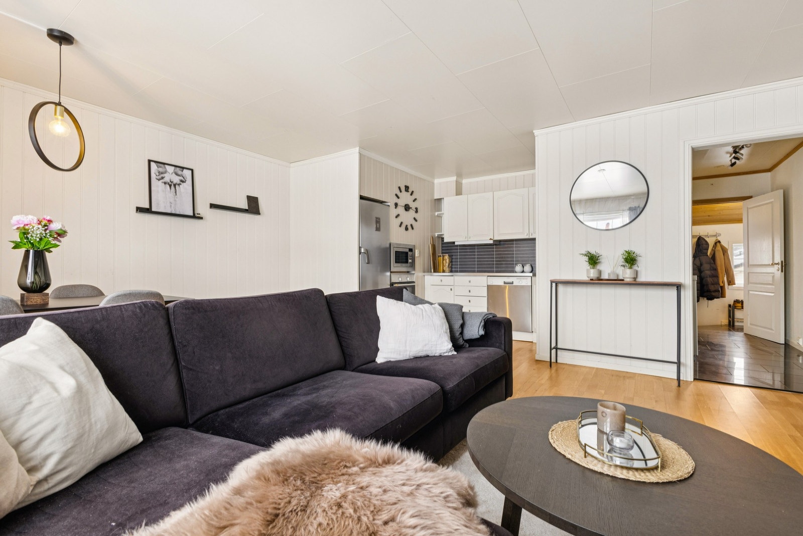 Leiligheten byr på bl.a. en åpen stue/kjøkkenløsning. Galleribilde