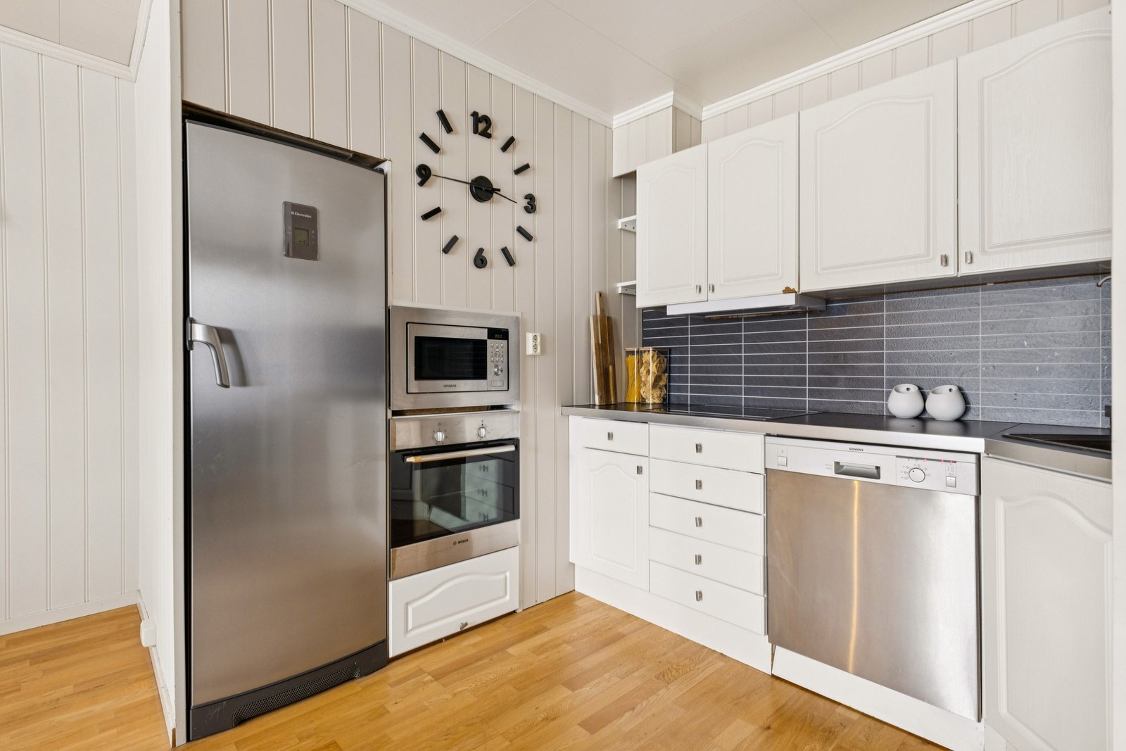 Her får du et kompakt og praktisk kjøkken. Det ble montert ny kjøkkenventilator i 2026. Galleribilde