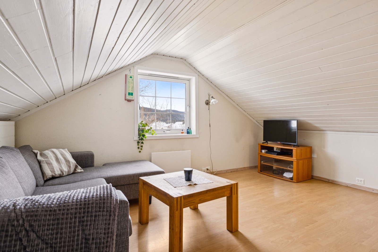 Loftet er innredet (ikke godkjent), og her er det bad, hybelkjøkken og en liten stue samt et oppholdsrom som i dag benyttes som soverom. Galleribilde