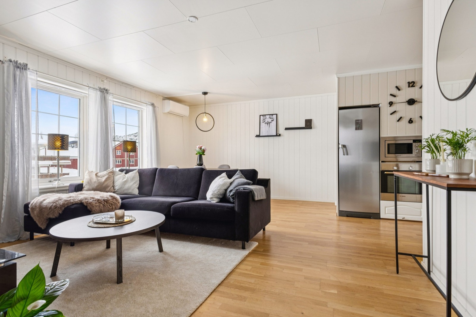 Boligen varmes opp med varmepumpe, elektriske varmekabler på bad/vaskerom, i entréen og i vindfanget. Galleribilde