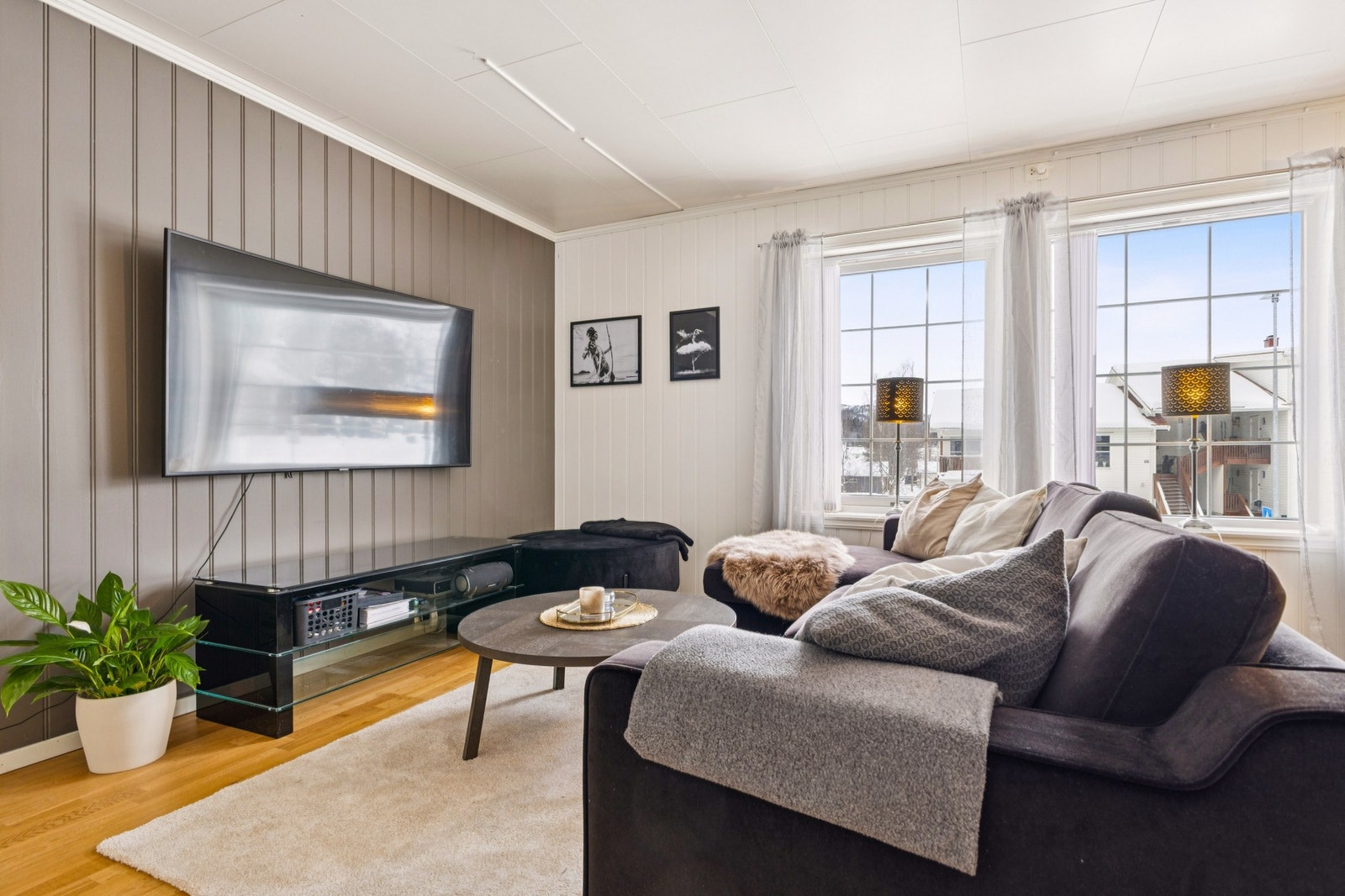 Stuen har rikelig med naturlig dagslys og en fin planløsning som gir god arealutnyttelse. Galleribilde