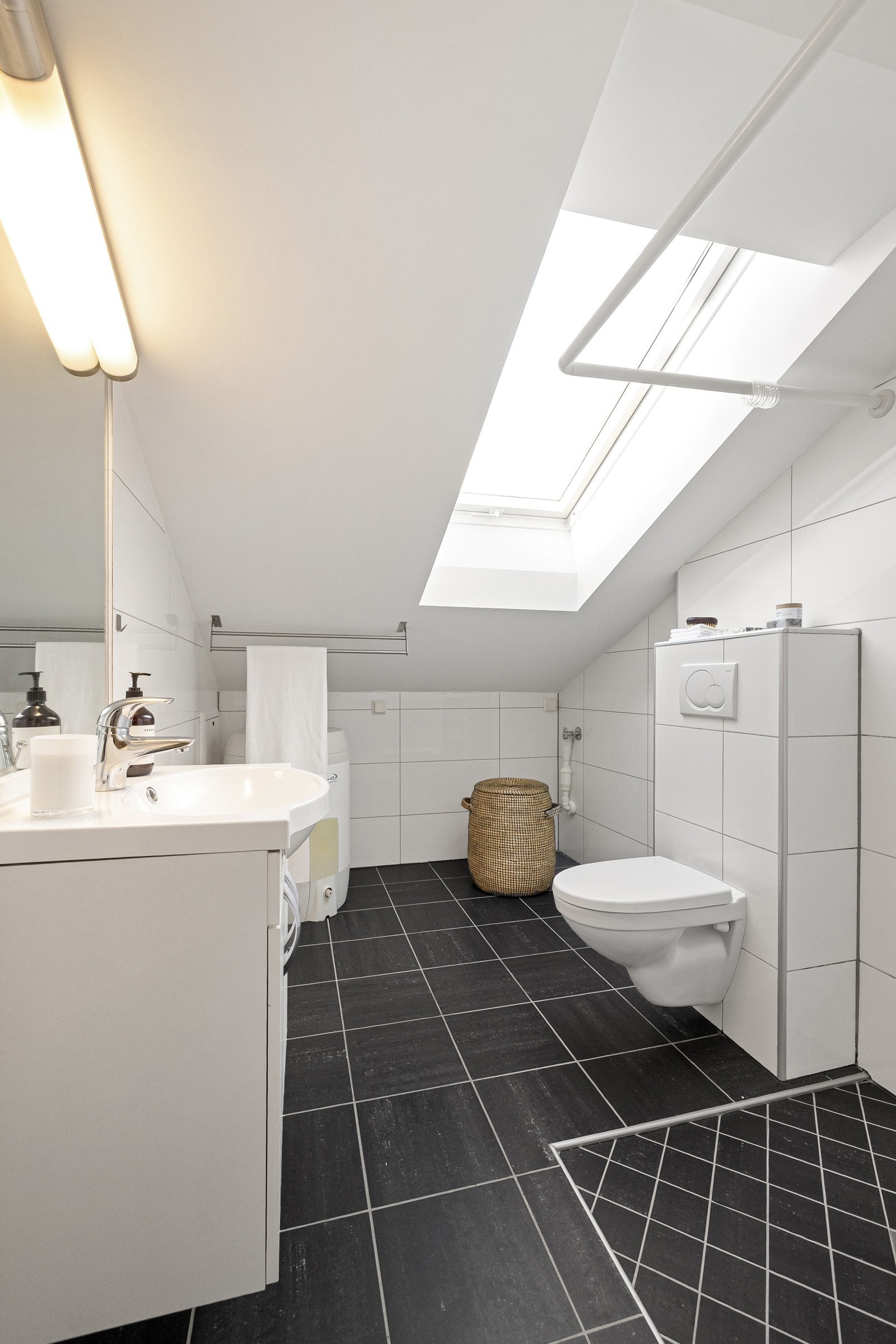 Badet er utstyr med gulvvarme, mekanisk avtrekk, bereder, vegghengt wc, opplegg for vaskemaskin og dusjhjørne med ettgreps blandebatteri i ruistfritt stål. Galleribilde