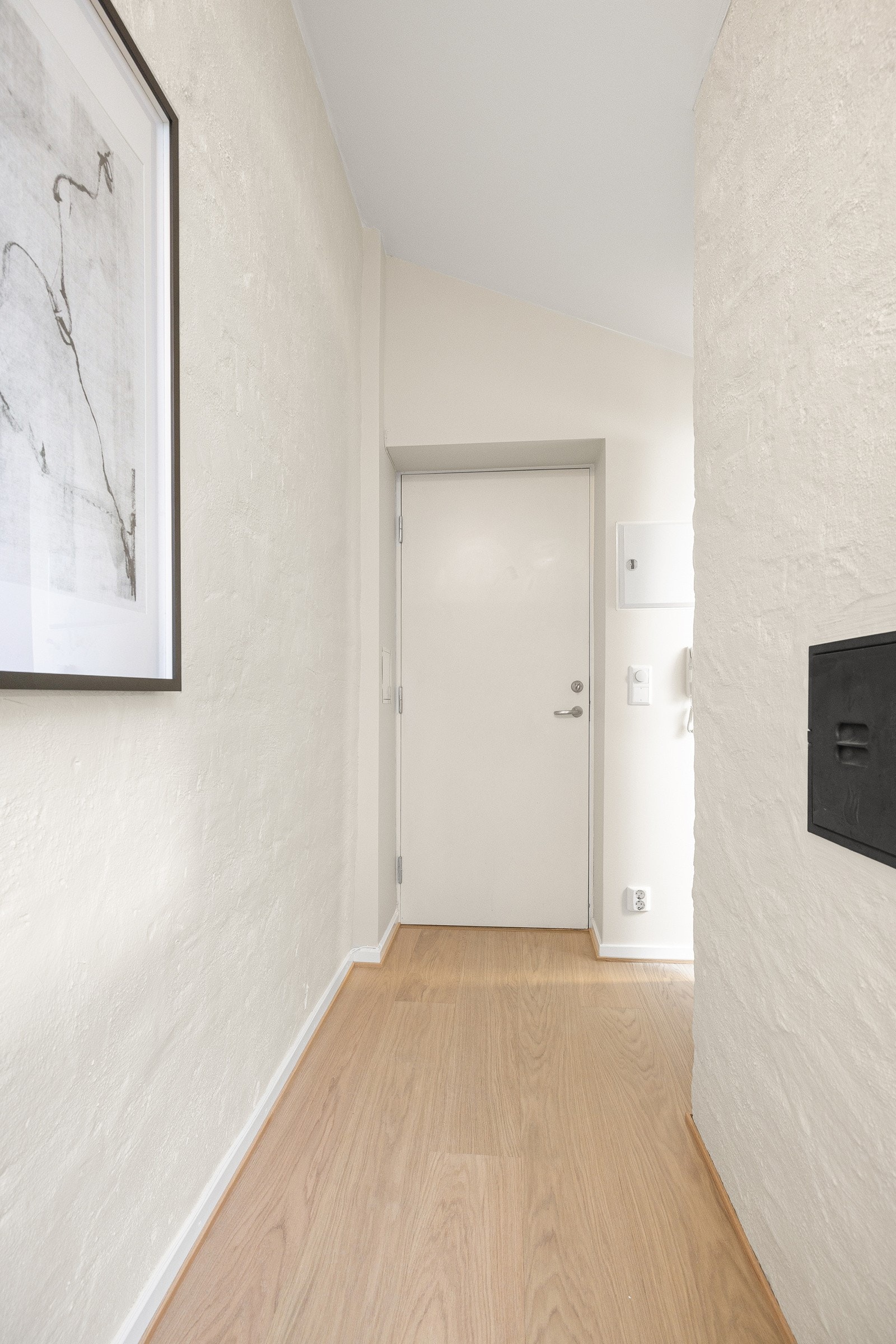 Velkommen inn - Leiligheten ligger i byggets 5. etasje med adkomst fra byggets bakgård. Galleribilde