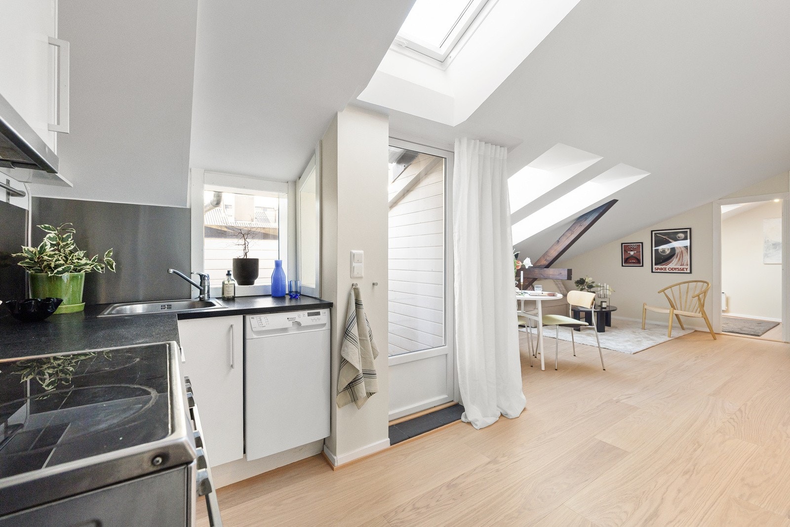 Innredet med mekanisk avtrekksvifte over stekesonen fra Ikea, samt opplegg for komfyr og oppvaskmaskin. Galleribilde