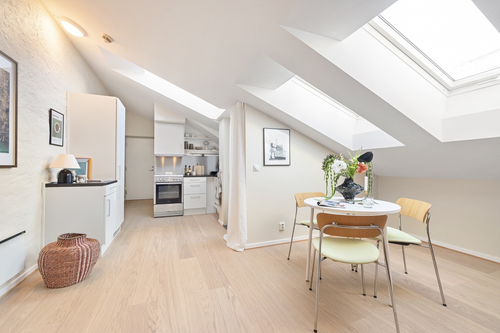 Den åpne løsningen mot kjøkkenet skaper et meget sosialt oppholdsrom Galleribilde