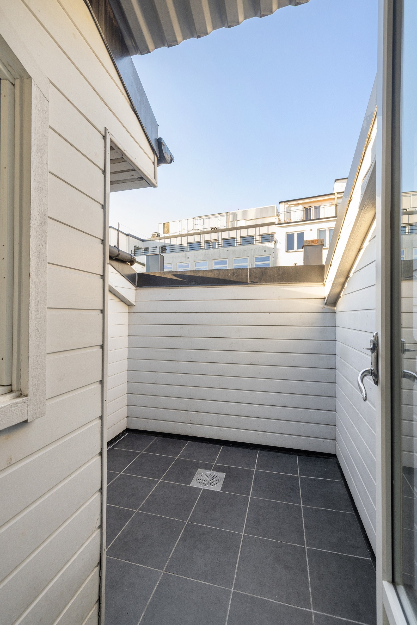 Leiligheten har en sørvendt takterrasse med gode solforhold. Galleribilde