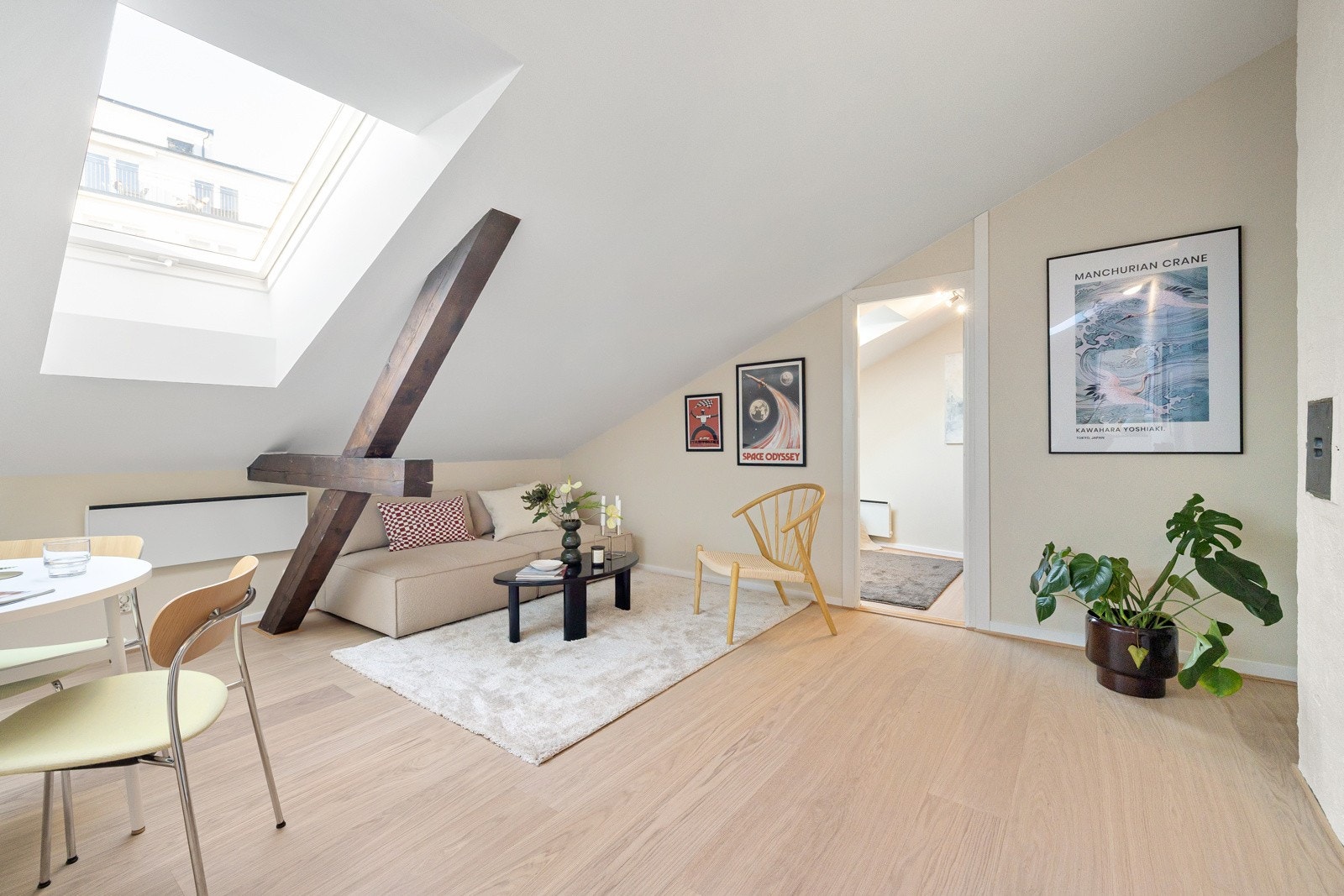 Stuen har et stort takvinduer som slipper inn rikelig med naturlig lys. Galleribilde