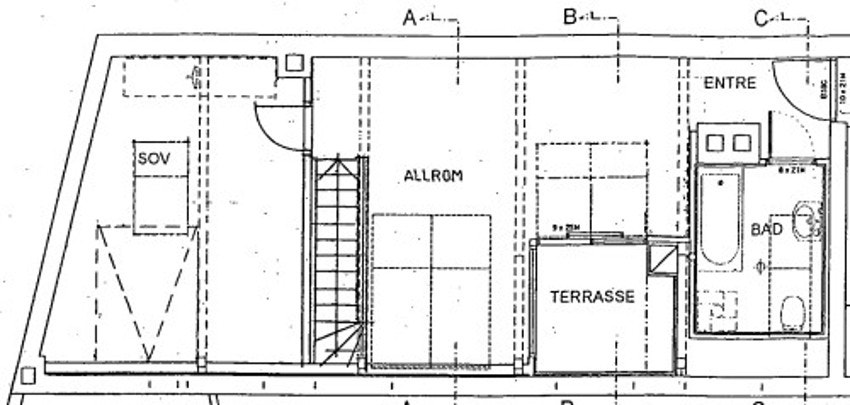 Leiligheten er i byggemeldte tegninger godkjent som en boenhet over to plan, med intern trapp mellom 4. og 5. etasje plassert i stuen. Denne trappen er imidlertid ikke der, og det er per i dag ingen intern forbindelse mellom etasjene. Galleribilde