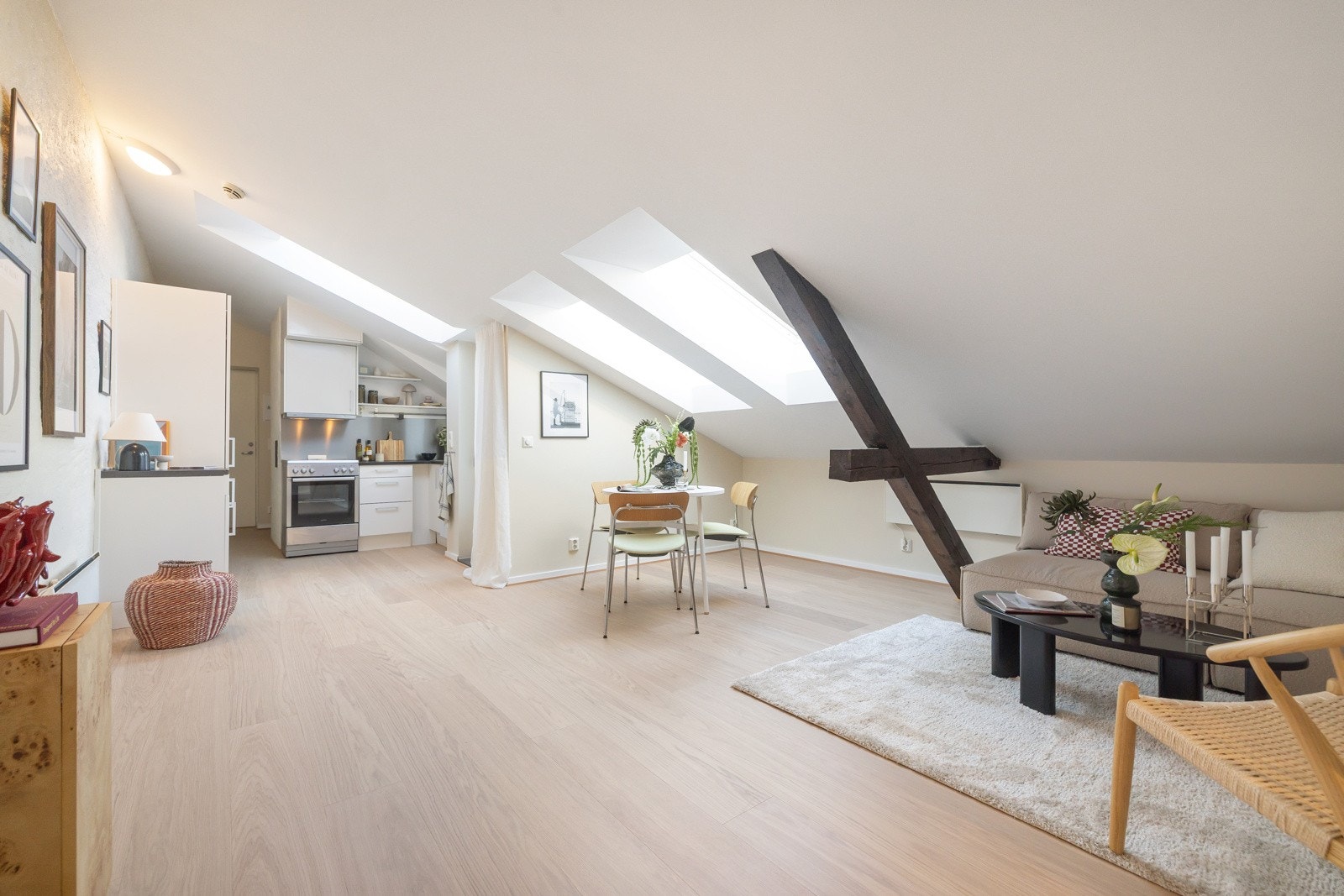 Rommet har god plass til sofagruppe med tilhørende møblement og spisebord. Galleribilde