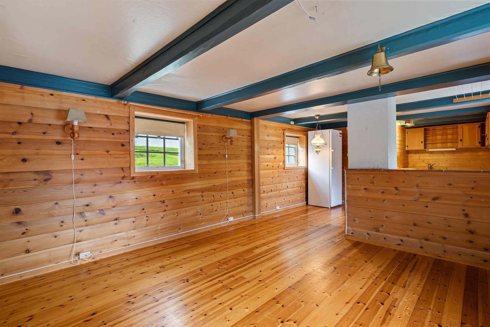 Ved siden av kjøkkenet er det en stue med god plass for spisestuemøbler. Galleribilde