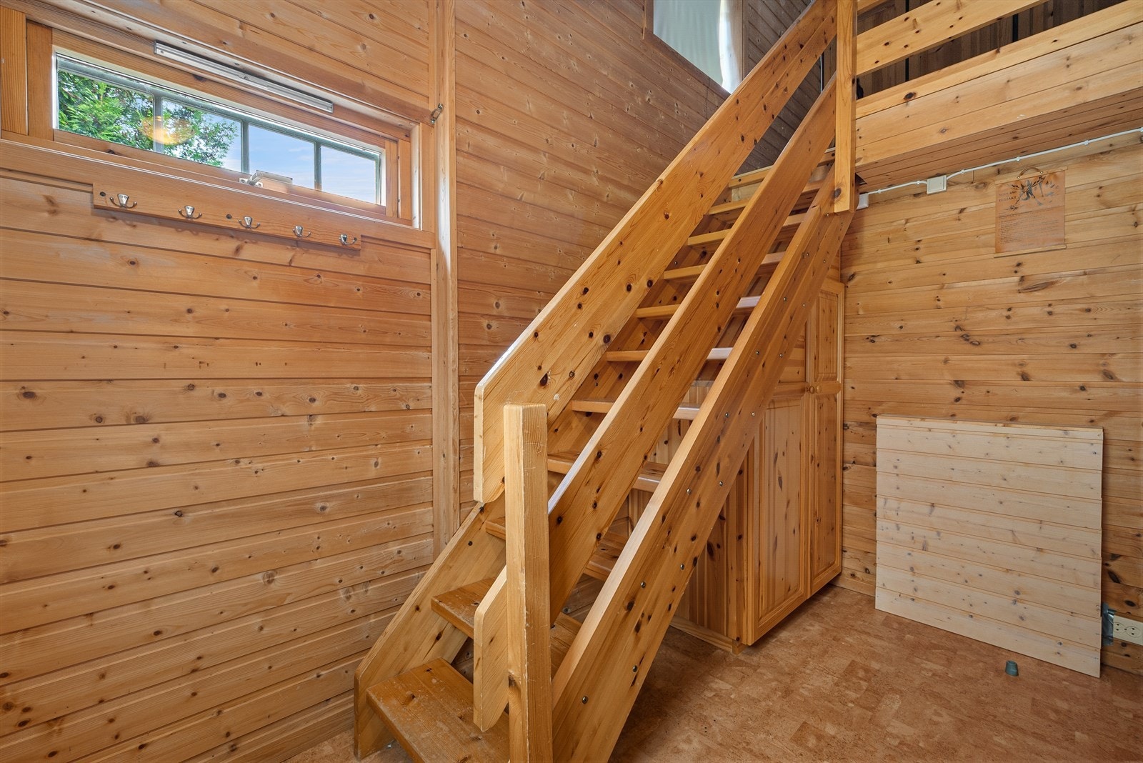 Fra gangen er det trapp opp til loftsetasjen hvor det er innredet med allrom og soverom. Galleribilde