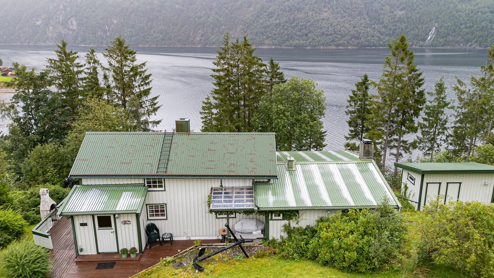 I sentrum av Kyrksæterøra er det et stort utvalg servicetjenester med flere dagligvarebutikker, bakeri, restauranter, treningssenter, butikksenter, verksted, trelast, bank m.m. Galleribilde