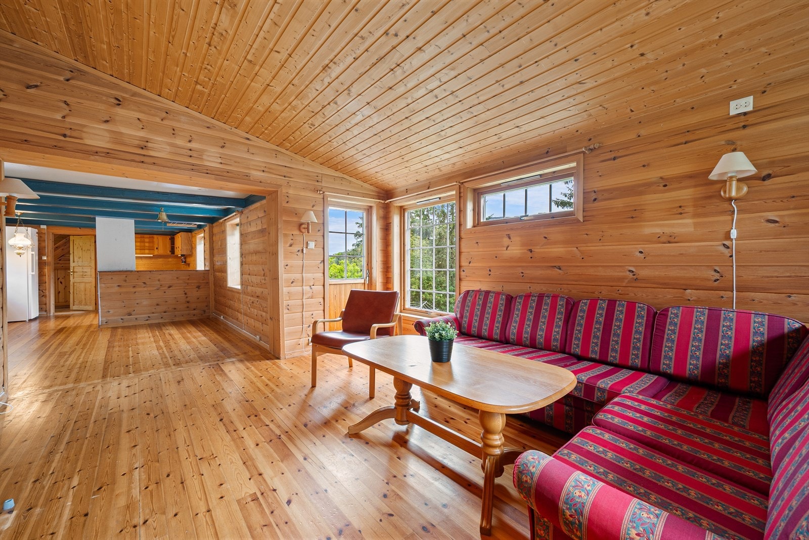De to stuene og kjøkkenet har tregulv. Det er utgang til terrassene på begge sider av hytta fra stua. Galleribilde
