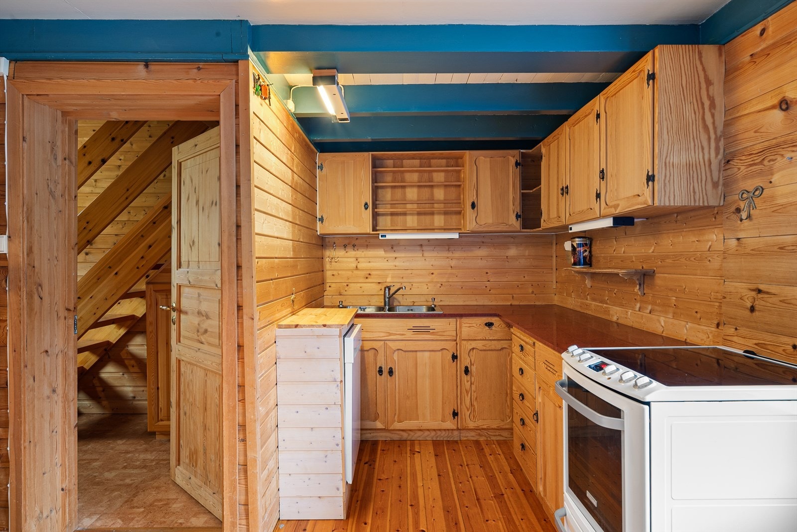 Trivelig kjøkkenkrok med over- og underskap. Komfyr medfølger i handelen. Galleribilde