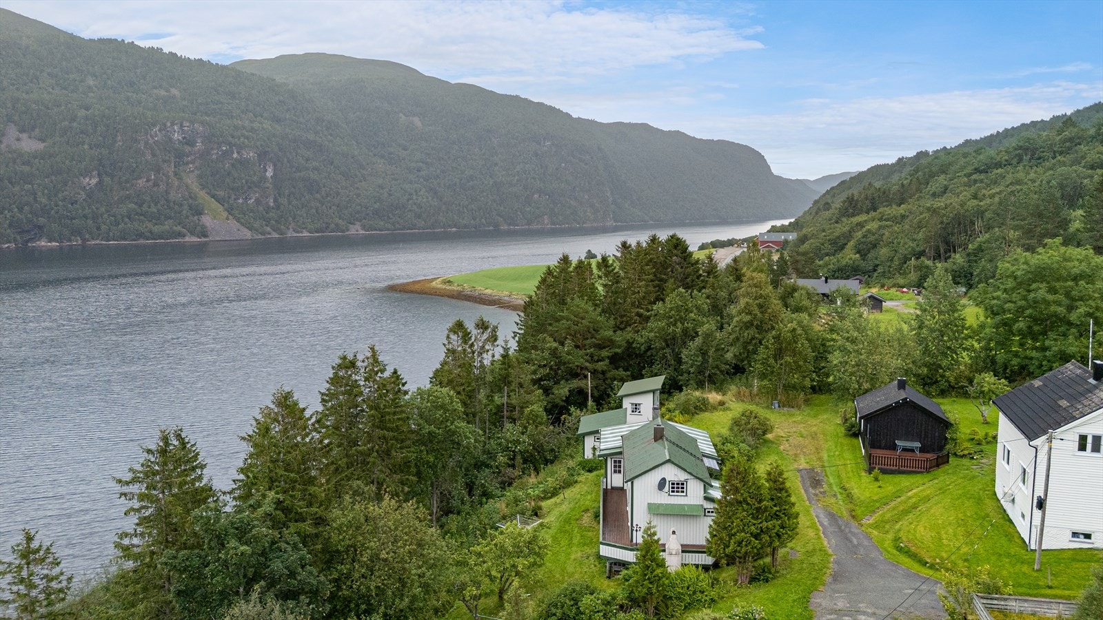 Aktiv Eiendomsmegling v/Nina K. Brandt har gleden av å presentere Oppsalv. 147! Fotograf: Haukdal / Interiørfoto AS. Galleribilde