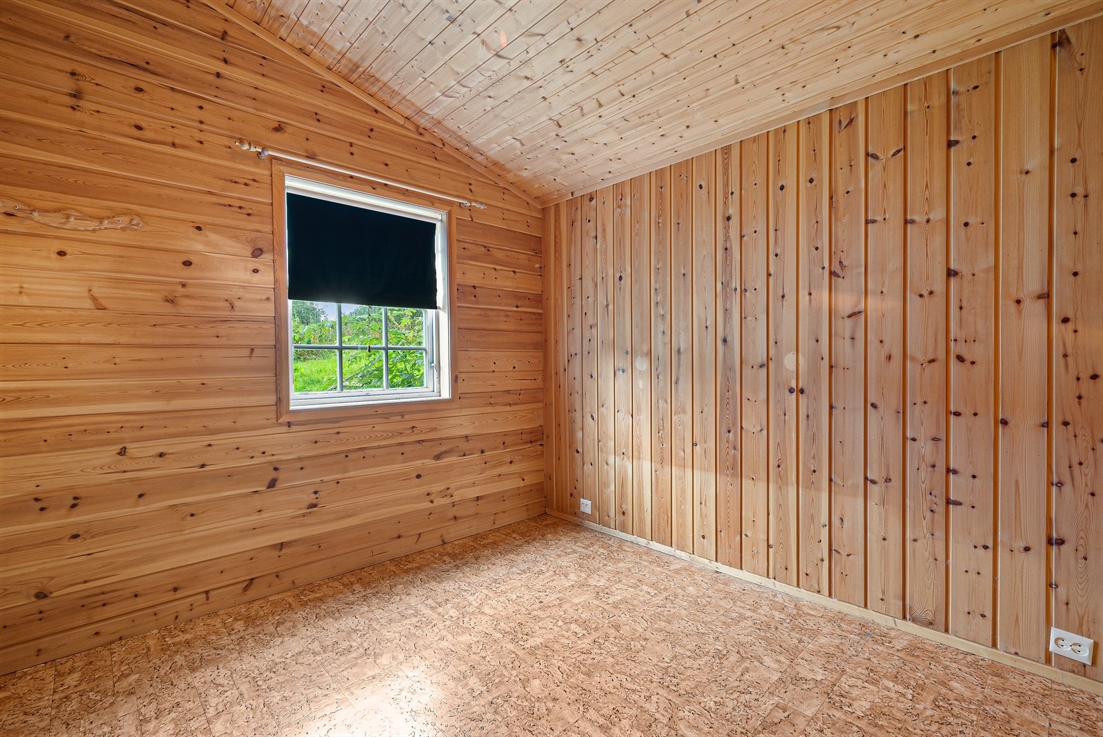 Soverom i 1.etasje på ca. 9 kvm. Galleribilde