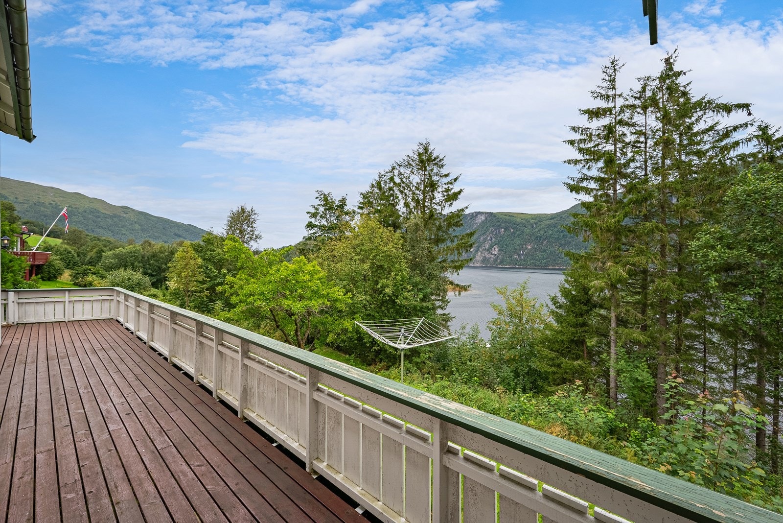 Fra terrassen er det utsikt mot Vinjefjorden og naturen omkring. Galleribilde