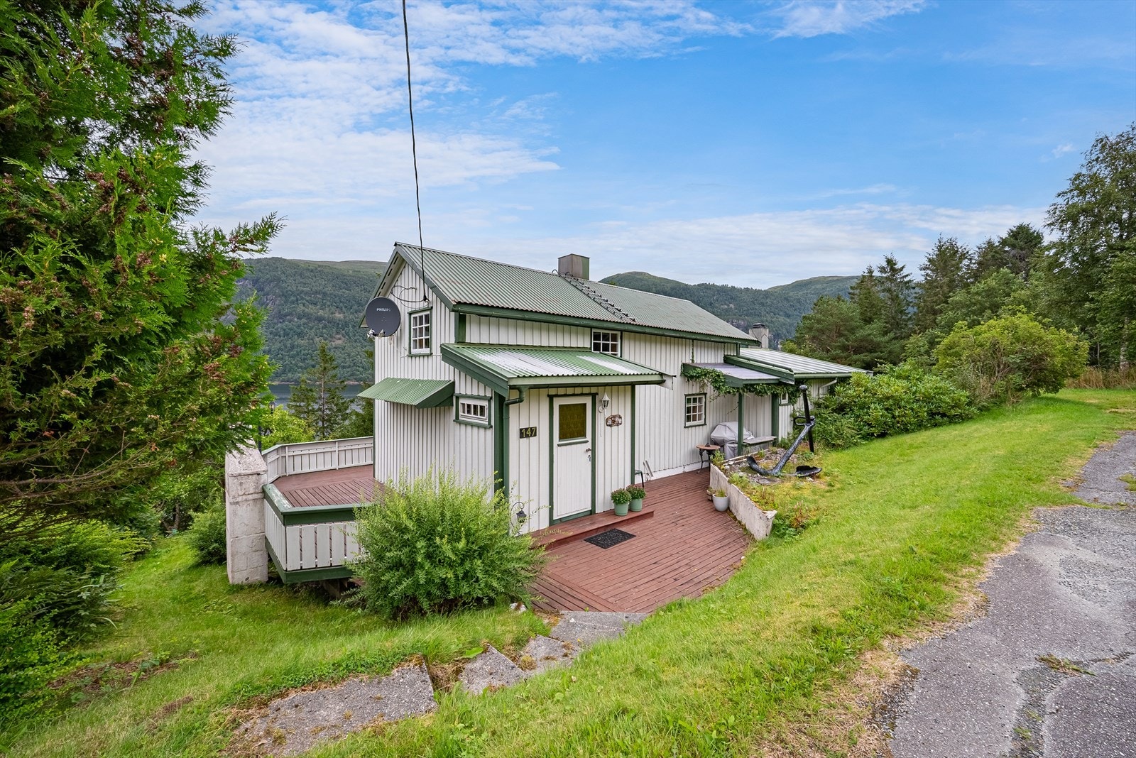 Tomta er på ca. 1 mål og er opparbeidet med hage og terrasser. Galleribilde