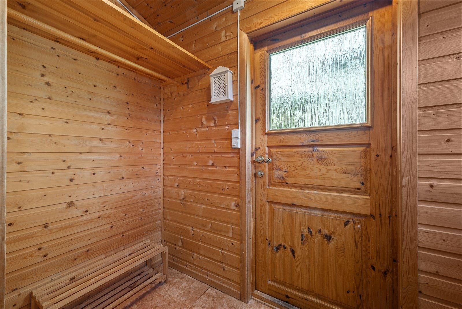 Du kommer inn i entreen i 1.etasje med videre adkomst til stue, kjøkken, bad og soverom. Galleribilde