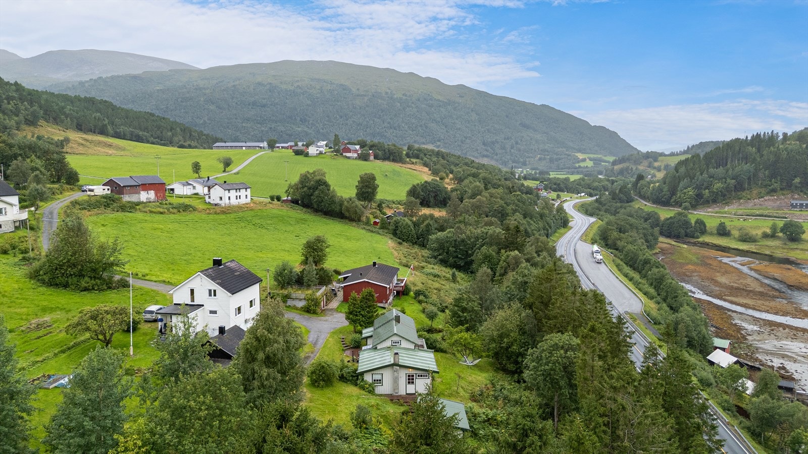 Det er ca. 8 minutter kjøring til Vinjeøra og ca. 20-25 minutter kjøring til Kyrksæterøra. Galleribilde
