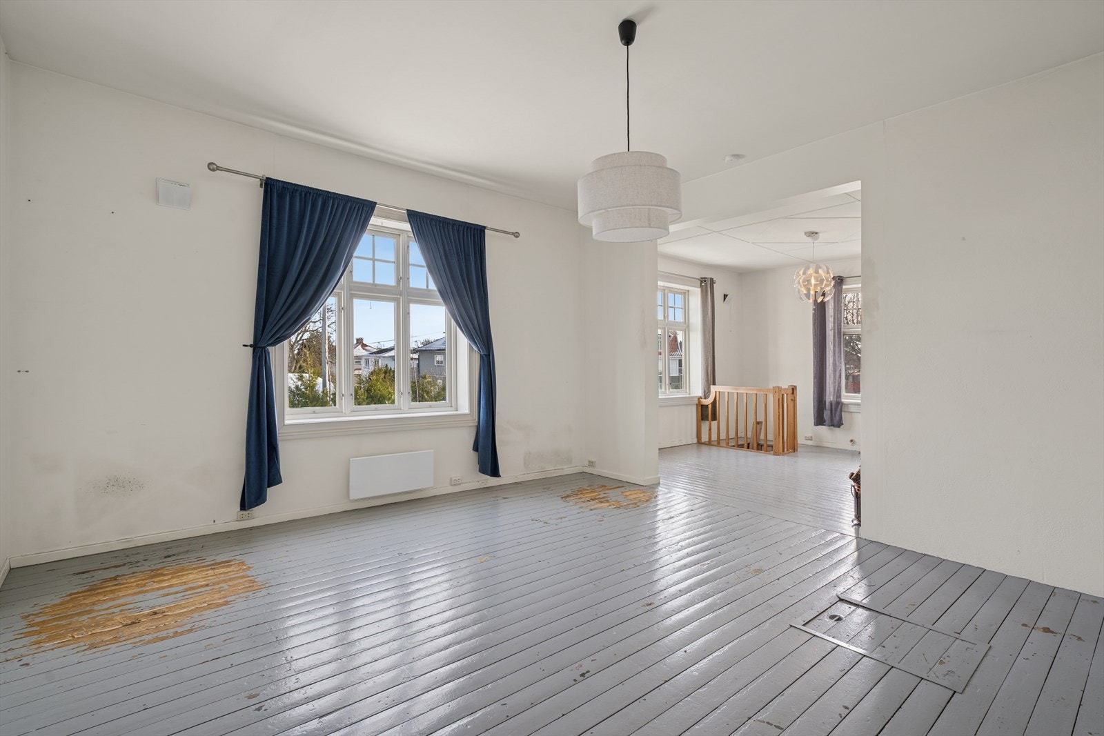 Stuer 1. etg hoveddel, adkomst kjeller i hjørne Galleribilde