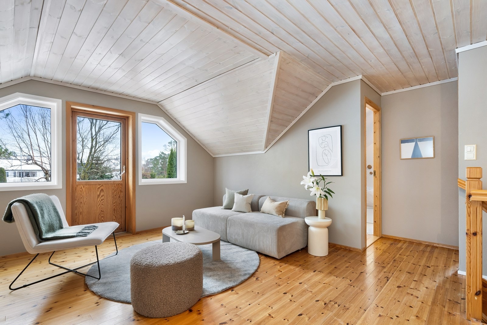 Loftstue med dør ut til balkong Galleribilde